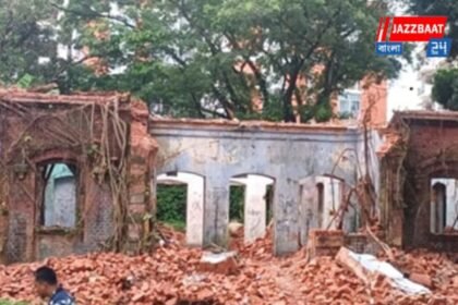 মমতা-অভিষেকের টুইট, কেন্দ্রের বিবৃতি! প্রবল চাপে সত্যজিৎ রায়ের পূর্বপুরুষের বাড়ি ভাঙা বন্ধের নির্দেশ