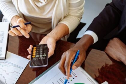 আয়ের তোয়াক্কা না করেই ঋণ নিচ্ছে মধ্যবিত্ত! ক্রমশ অনিশ্চিত হচ্ছে আর্থিক ভবিষ্যৎ