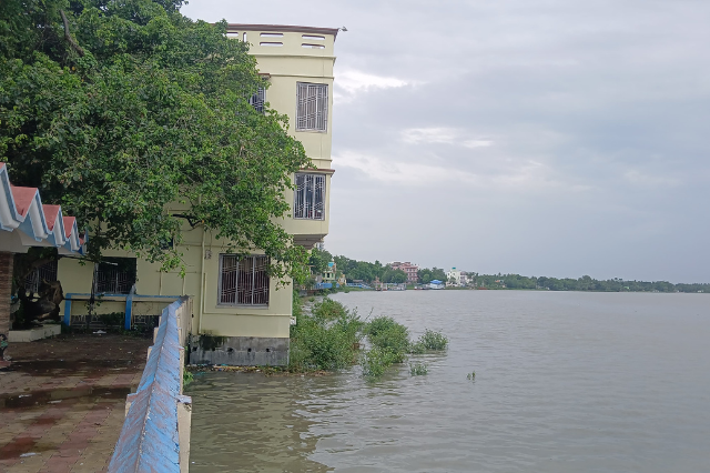 নদীপাড় দখল করে টাকিতে বেআইনি হোটেল-পর্যটন, সেচ দফতরের রিপোর্টেও বিস্ফোরক তথ্য
