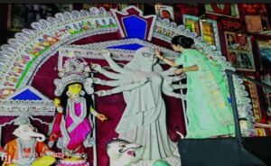 কথা সাহিত্যিক লীলা মজুমদারকে শ্রদ্ধার্ঘ, তাঁর ”পাকদণ্ডী”কে থিম করে উত্তর কলকাতার কাশী বোস লেনের দুর্গাপুজো