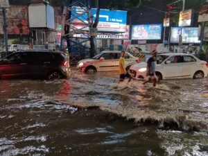 ৫০ বছরে রেকর্ড বৃষ্টি কলকাতায়, অন্তত ৭ জনের মৃত্যু, পুজোর মুখে শহর হল নদী, কী বার্তা মেয়রের?