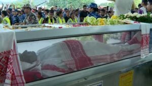 ‘মায়াবিনী’র সুরে জুবিন গর্গের শেষকৃত্য, পূর্ণ রাষ্ট্রীয় মর্যাদায় চিরবিদায়, লাখো ভক্তের ভিড়ে শেষযাত্রায় জুবিন গর্গ!