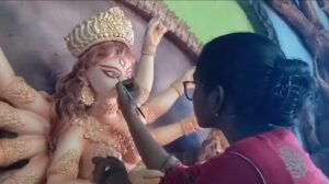 কে এই কিশোরী! যার হাতে মহালয়ার সকালে চোখ খুললেন দেবী দুর্গা?