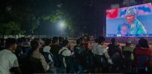 ঠাকুর দেখার মাঝেই মোবাইলে আর বড় পর্দায় নজর, বোধনের রাতে পাক বধে দ্বিগুণ আনন্দ তিলোত্তমাবাসীর