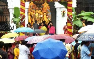 শুধু বৃষ্টিতে রক্ষে নেই! এবার দমকা হাওয়ার সম্ভাবনা, পঞ্চমীতেও কি ঝমঝমিয়ে নামবে?