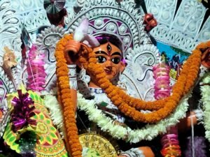 মাত্র ৪৮ মিনিটে বদলে যায় ভাগ্য! সন্ধিপুজোর রহস্য