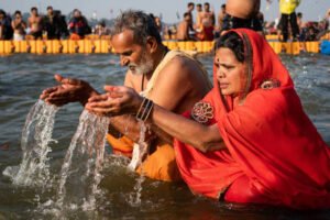 কুম্ভের আধ্যাত্মিক আবহে দুর্গোৎসব, মহানগরী কলকাতার মতোই জেলাতেও থিমের চমক