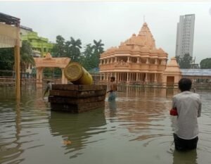 যুদ্ধকালীন তৎপরতায় মেরামতির যাবতীয় কাজ, বিপর্যয় কাটিয়ে ঘুরে দাঁড়াচ্ছে কলকাতার সর্বজনীন পুজো প্রাঙ্গণ