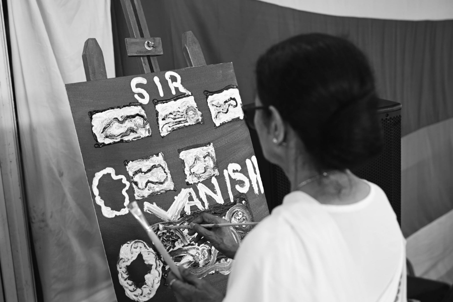 নাম বাদের প্রতিবাদে রং-তুলি হাতে মমতা, কী আঁকলেন তৃণমূল সুপ্রিমো?