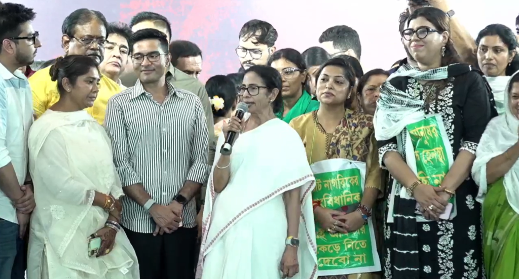 ধর্না প্রত্যাহার মমতার! এসআইআর মামলায় সুপ্রিম কোর্টে ইতিবাচক সাড়া পেয়ে সিদ্ধান্ত মুখ্যমন্ত্রীর