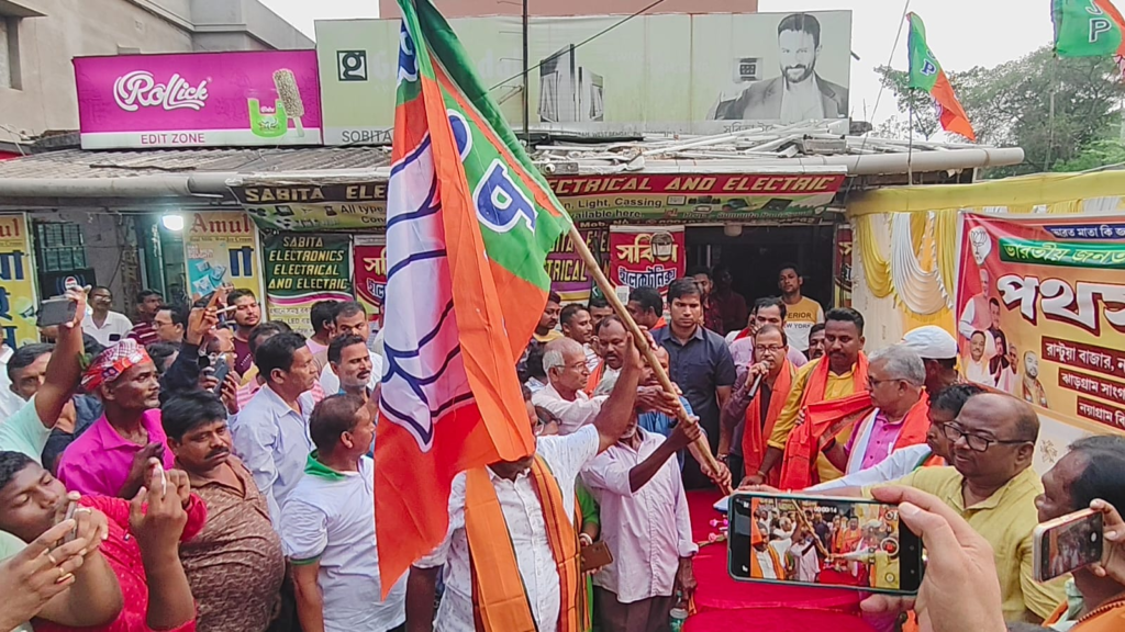 “কাটা বাঁশের ঠেঙা রেডি রাখুন”, নয়াগ্রামের সভা থেকে তৃণমূলকে হুঁশিয়ারি দিলীপ ঘোষের