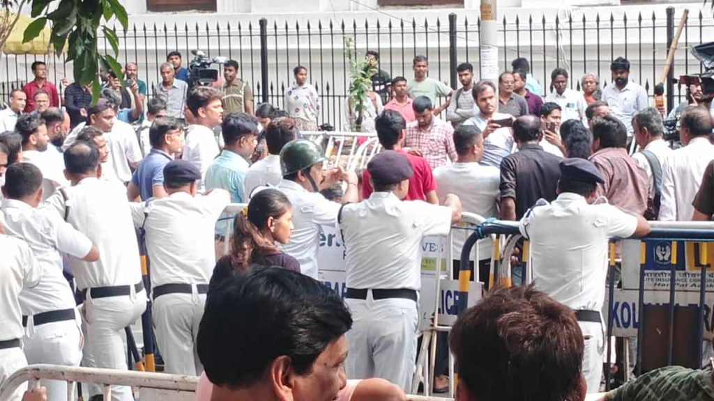 সিইও দফতরের সামনে ধুন্ধুমার! তৃণমূল-বিজেপি সংঘর্ষে উত্তপ্ত স্ট্র্যান্ড রোড