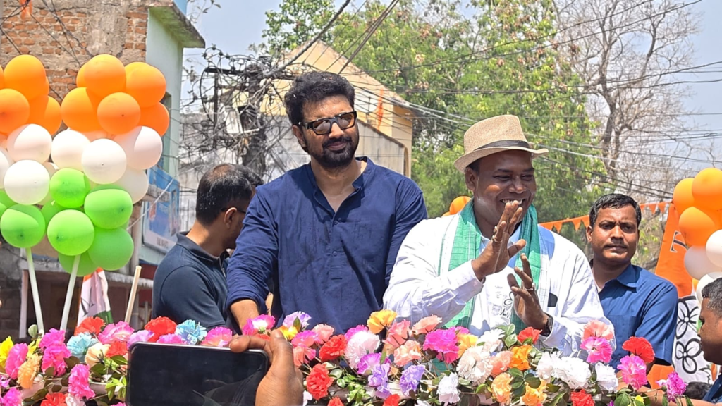 পুরুলিয়ায় দেবের মেগা রোড শো, চড়া রোদ উপেক্ষা করে বরাবাজারে জনজোয়ার