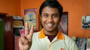 বাবা নেই, মা-ই ভরসা! ৬৯৮ নম্বরের সোনার ছেলে অভিরূপের কাহিনি! মাধ্যমিকে রাজ্যজয় করে এখন চোখ IIT-তে